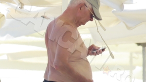 Ce a făcut la Mamaia omul supranumit ”Şarpele cu ochelari” şi care a controlat România din umbră în anii ‘90. Tăticul spionilor, ”sub acoperire” în slip şi cu şăpcuţă, pe plajă!