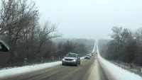 Haos pe drumurile din România, pe timp de ninsoare! Mai multe tiruri au derapat pe autostradă. Drumarii au fost luați prin surprindere