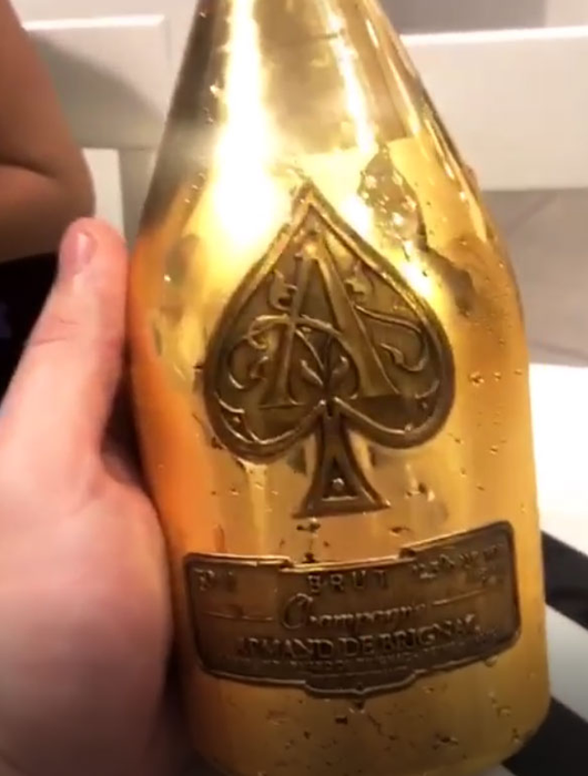 În Mykonos, Alexandru Vanghelie s-a bătut în șampanii Armand de Brignac cu faimosul Dan Bilzerian