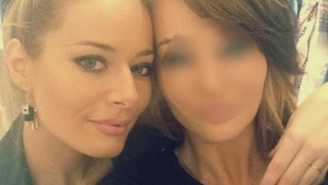 Laura Cosoi seamănă perfect cu o cântăreaţă foarte cunoscută din România. Una lângă alta par surori gemene. Ai idee cine e?