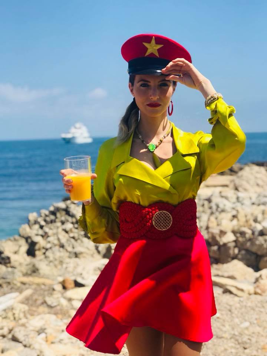 Blonda certată de o pensionară pentru că ”i se vede p..a” este chiar solista lui Goran Bregovic! Anca a pozat și în Playboy