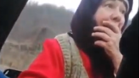 VIDEO | Reacţia inedită a unei bătrâne când află că soţul ei a fost arestat: ”Sărbătoare! Să cânte muzica!”