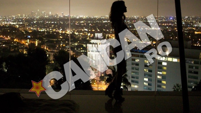 Celebrul producator a realizat o sedinta foto plina de... mister. Imagini care isi vor taia respiratia! Monica Birladeanu, fotografiata goala in casa din Hollywood a lui Bobby Paunescu?