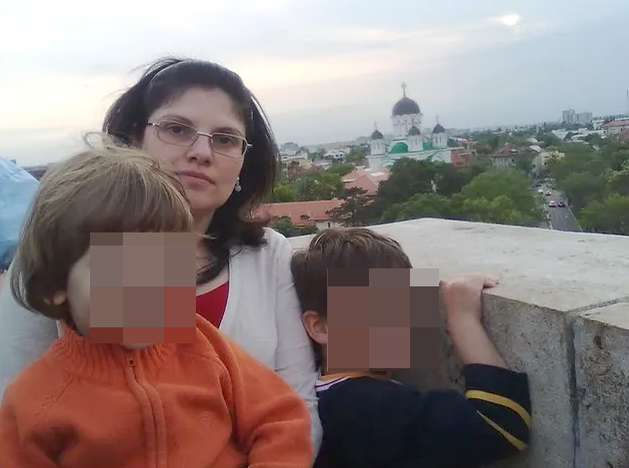 Una din fotografiile care i-au rămas amintire Andreei Anghel, în care apare împreună cu ambii săi băieți   foto: arhivă cancan