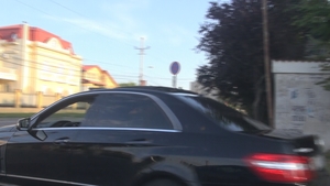 Aroganta maxima a unui sofer din Giurgiu! Oamenii au incremenit cand au vazut ce tine pe umar conducatorul auto!