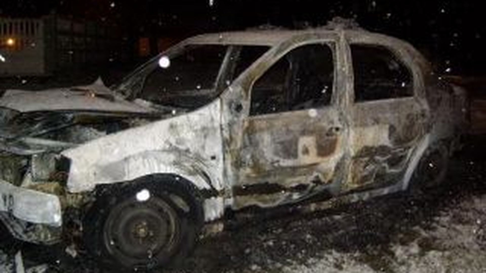 Doi tineri suceveni au fost arestati dupa ce au incendiat o masina a Politiei!