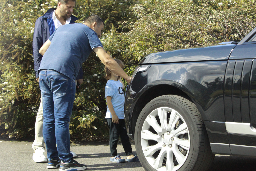 Lucian Mitrea s-a întâlnit cu un prieten și i-a prezentat mașina, un Range Rover