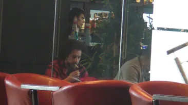 Vlad Craioveanu imbina utilul cu placutul in pauzele de filmare. Bea cafea, sudeaza tigara dupa tigara si invata scenariul!