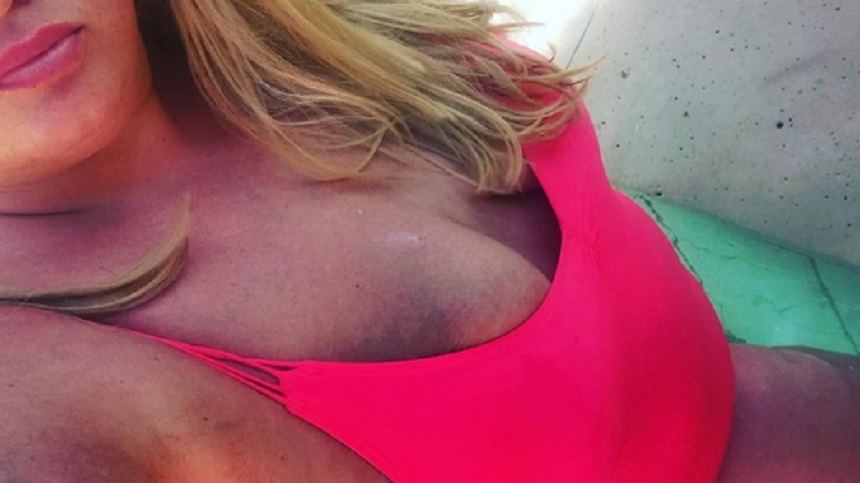 FOTO / E “blindată” de celulită, are “şunculiţe”, dar şi mult curaj. O vedetă a îmbrăcat un costum de baie tranparent şi a arătat tot, chiar tot!