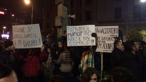 HAOS TOTAL! Noi proteste in Capitala! Mii de oameni au iesit in strada! Zeci de persoane s-au urcat pe garduri!