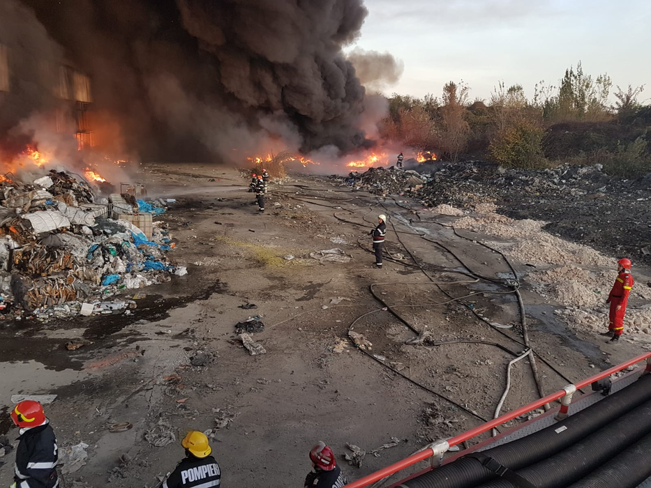Alertă în Ploiești după ce un incendiu a izbucnit la un depozit de mase plastice