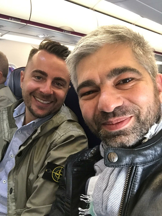Augustin Matei, alături de pilotul Andrei Gligore, care l-a ajutat cu detaliile tehnice pentru conceperea ceasului foto: arhivă personală