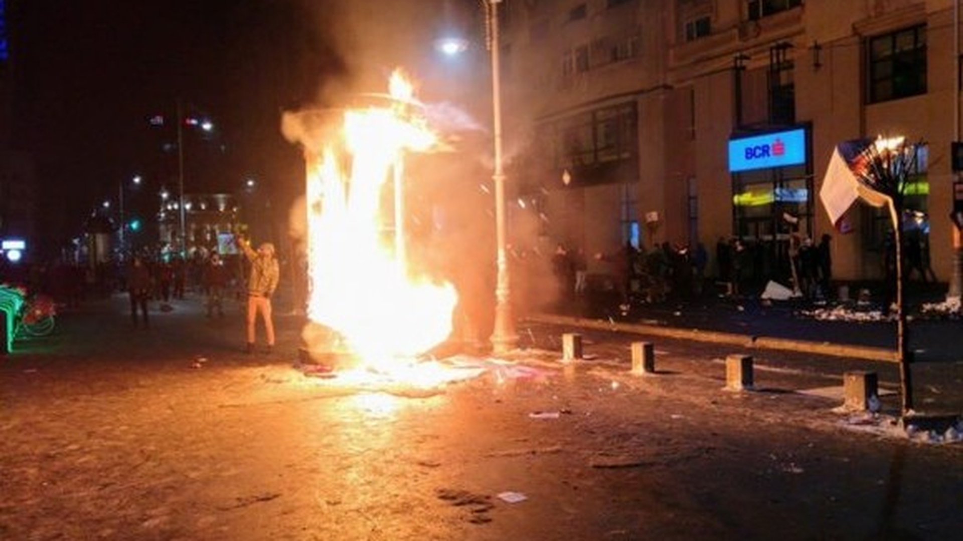 A fost identificat proprietarul mașinii pline cu cocktailuri molotov din Piața Victoriei