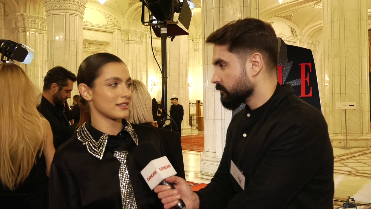 Alexia Eram: "De șase ani și jumătate fac Revelionul ori lângă scenă, ori într-o dubă, ori la un concert. Facem compromisuri. Sau pot să îl fac și cu prietenii noștri și el vine după, dacă are concert undeva aproape, depinde!" (Foto: captură video)