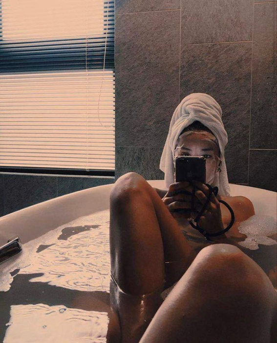 Vedeta Asia Express şi-a înnebunit fanii! Alina Ceuşan s-a fotografiat goală în cadă şi a urcat imaginea pe internet. FOTO