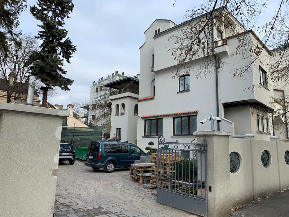 Dragoș Pavăl a plătit 5,2 milioane de euro pentru casa de patrimoniu învecinată cu palatul lui Gigi Becali