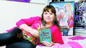 O adolescenta britanica s-a nascut fara hormoni! Condamnata sa fie copil pe viata