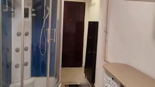 Un bărbat a vrut să închirieze o garsonieră în care baia și bucătăria erau în dormitor. Uluitor cum au reacționat internauții