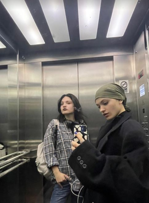 Gemene separate și vândute la naștere, reunite după 19 ani! Cum au aflat una de cealaltă