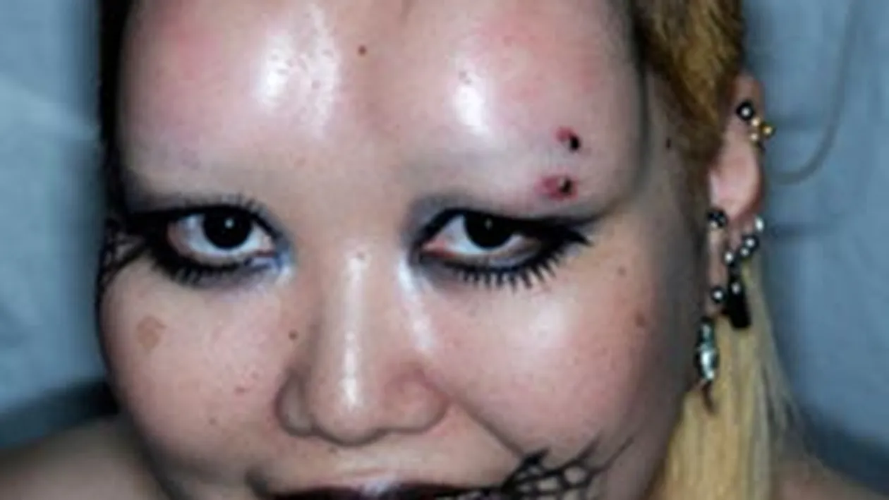 Tatuajele si piercingurile sunt depasite! Noua moda in materie de mutilare fizica este oripilanta: limbi despicate, dinti de vampiri si frunte monstruoasa!