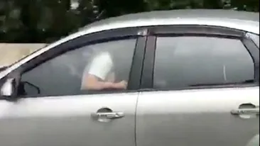 Imagini șocante surprinse pe autostradă! În timp ce se afla la volan, șoferul întreținea relații amoroase cu o tânără