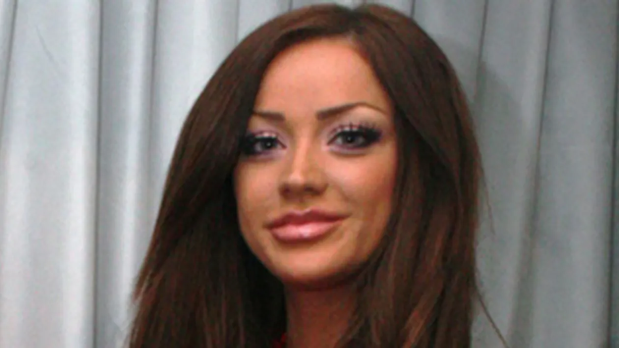 Nimeni nu a vazut fotografia asta! Bianca Dragusanu avea vreo 25 de ani si poza provocator! Era extrem de plata in zona bustului