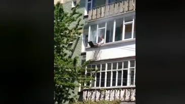 Imaginile minivacanței de 1 mai 2018. Un pensionar din Piatra Neamț a făcut mici la grătar pe geam, la etajul al doilea!