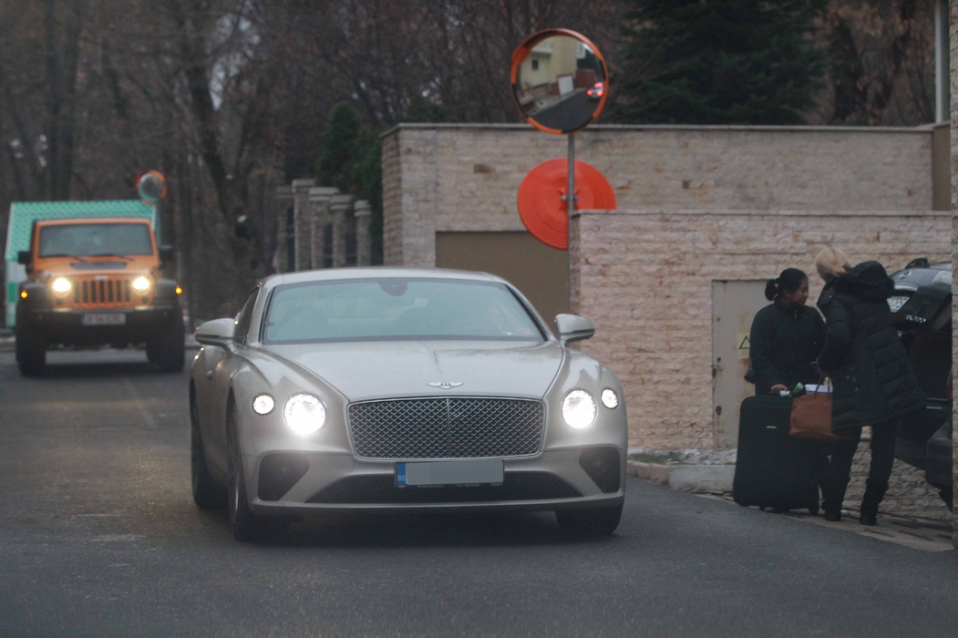 ”Prințesa ochelarilor” a răvășit Bucureștiul cu un Bentley de un sfert de million €!