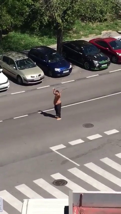 La bustul gol, înarmat cu săbii, un  spaniol s-a luat la bătaie cu polițiștii