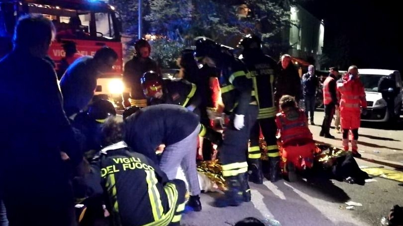 Detalii cutremurătoare ies la iveală după ce 6 persoane au murit și 100 au fost rănite într-un club din Italia