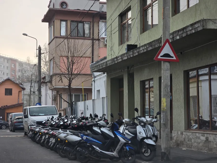 Zeci de scutere aliniate impecabil în fața vilei – fiecare pregătit să pornească într-o nouă cursă