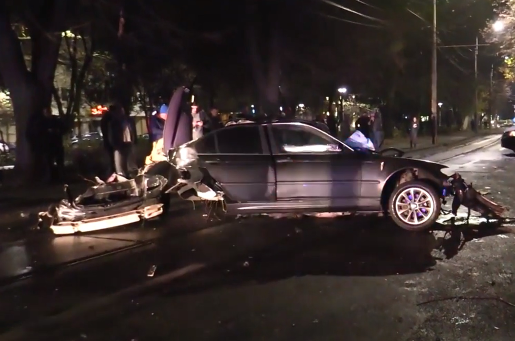Accident înfiorător în Brăila. Șoferul unui BMW, proiectat pe șosea după ce a pierdut controlul volanului și a făcut prăpăd. Bărbatul de 23 de ani, în comă la spital