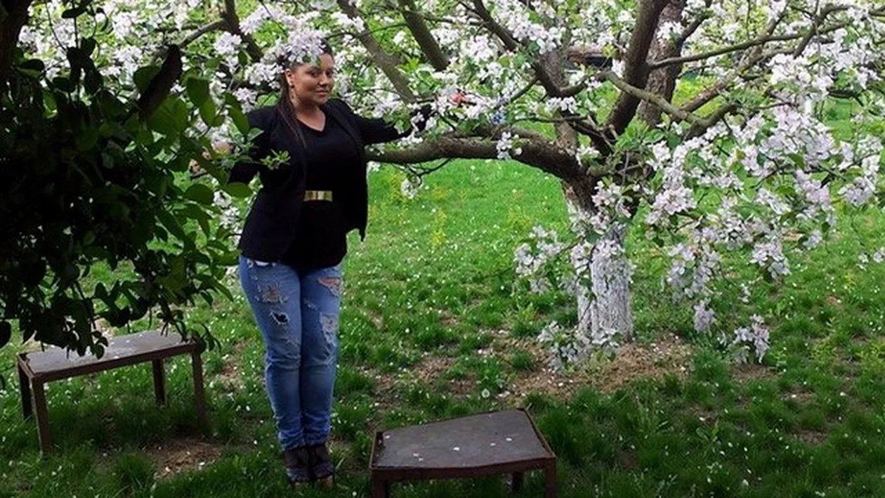 Bianca Rus are cea mai kitschoasa vestimentatie posibila! S-a urcat in pat cu cizmele aurite: Mai bine te agati de lustra