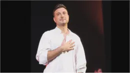 Valentin Sanfira, în compania altei femei! Pe cine ține de mijloc cântărețul