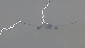 Avion Tarom pe ruta Bruxelles - București, lovit de fulger!