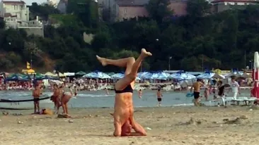 Ca pestele pe uscat! Cum inoata cu capul in nisip si picioarele sus un constantean care l-ar face invidios si pe guru Bivolaru