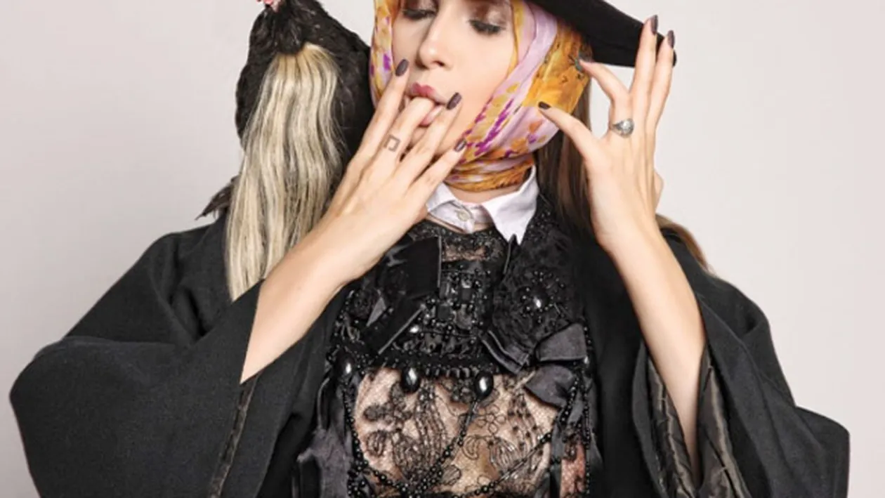 Găina Iuliei Albu e minciună! Imagini uluitoare cu femeia care poartă o vulpe pe umăr, în stația de metrou VIDEO