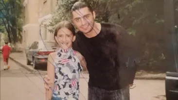 Cine e tânăra cu zâmbet larg, care zâmbeşte lângă Pepe? Imaginea realizată acum 20 de ani