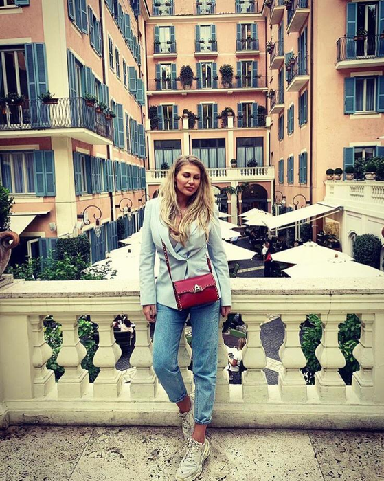 Fosta soție a fotbalistului a divorțat în sfârșit și s-a combinat cu ”juniorul” unui milionar!
