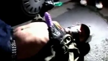 VIDEO Uite cum si-au batut joc de un barbat mort de beat! I-au legat vibratoare de maini, i-au lipit gura cu banda adeziva si l-au dat jos din masina