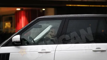 Iubitul o tine in puf pe Betty Salam. Ii duce mancarea, de la restaurant, la pat!