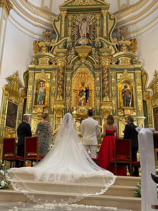 Miresica și Tomată, la altar (sursă - social media)