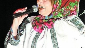 Scandal in familia celei mai cunoscute cantarete de muzica populara din Bucovina! Laura Lavric, acuzata ca nu a respectat ultima dorinta a mamei sale