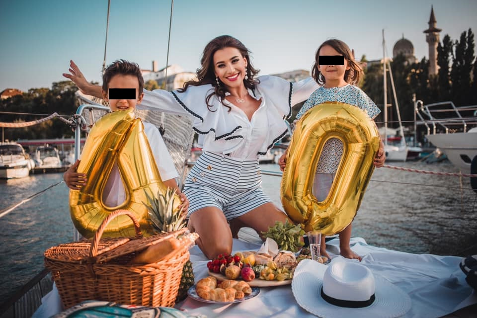 Artista a precizat că fostul partener de viața și-ar fi dorit enorm să își ia băieții în vacanța din Dubai, unde s-a distrat alături de Bianca Drăgușanu © Facebook
