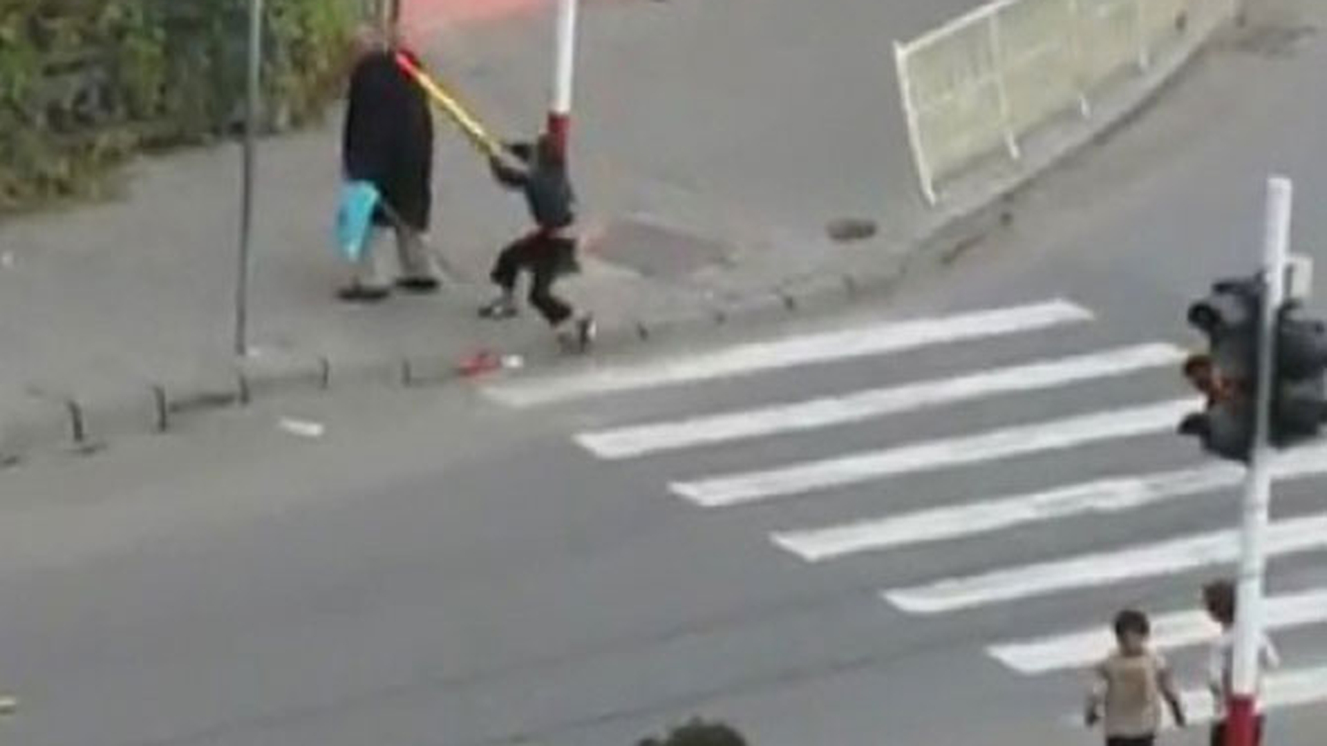 Imagini socante si dureroase! Un batran, batut cu bestialitate de un grup de copii, in fata bisericii