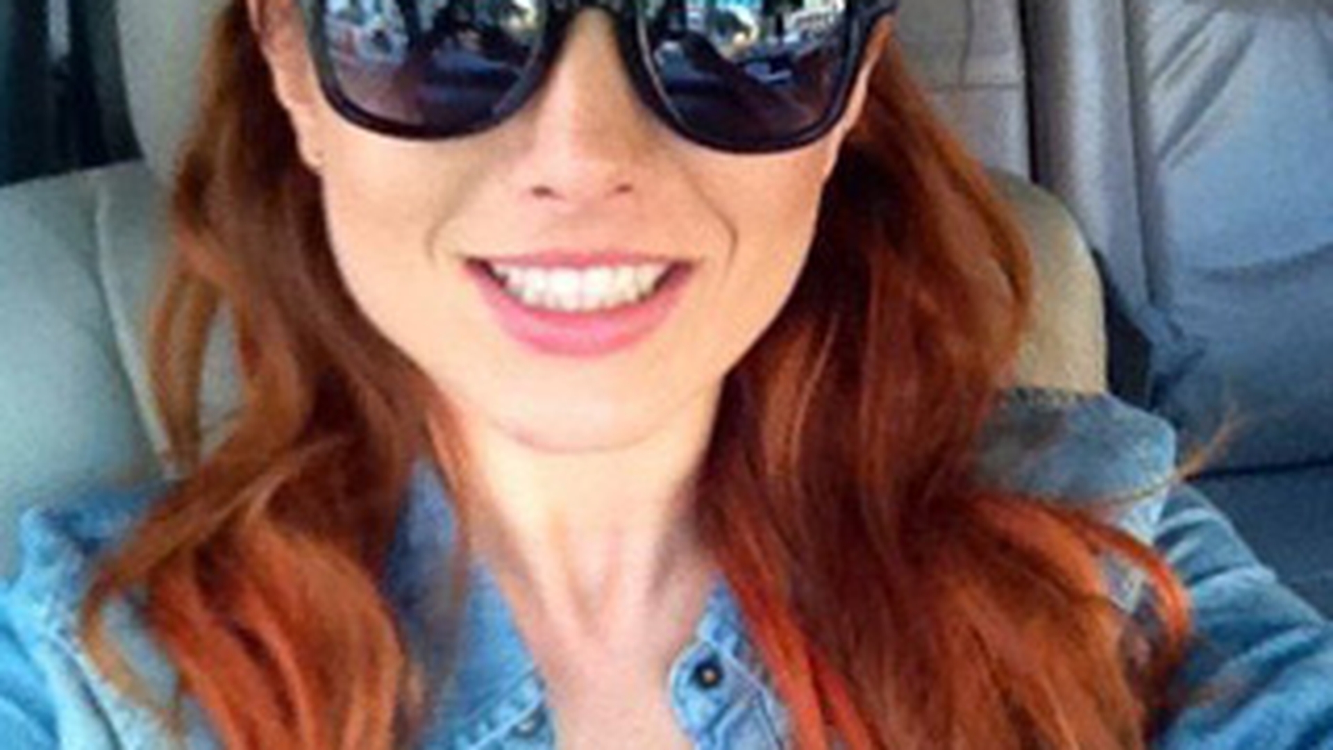 Elena Gheorghe s-a saturat sa fie blonda si a trecut la o culoare "japoneza". Iti place cum ii sta cu noul look?