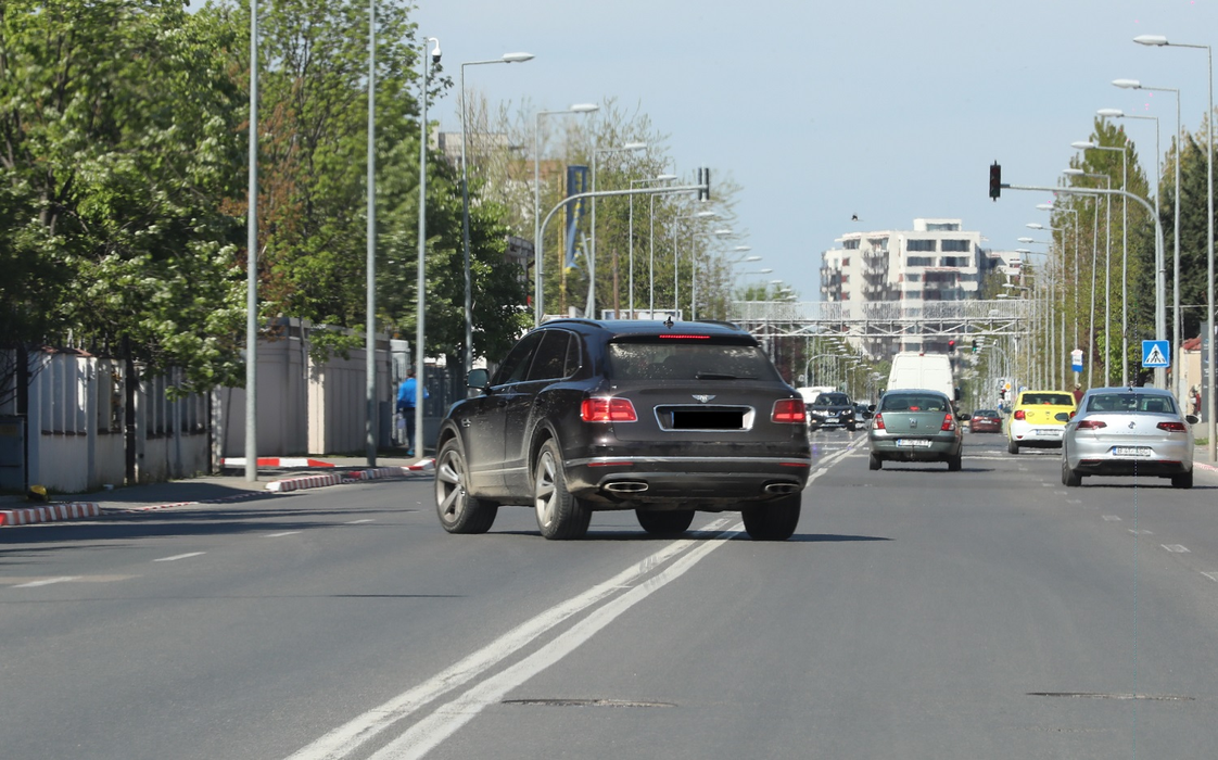 Multimilionarul nu a ținut cont de linia dubă continuă