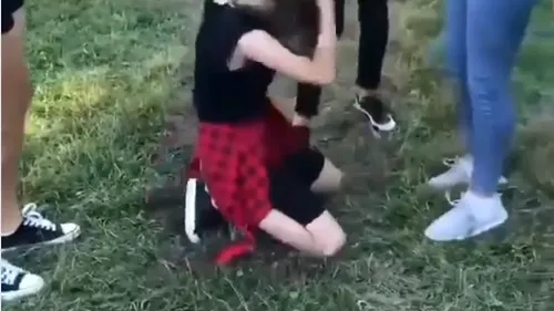 VIDEO șocant! O adolescentă este bătută și târâtă de păr de mai multe fete, în Târgu Jiu