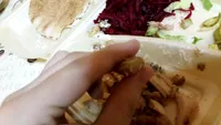 Un client a avut un șoc când a văzut ce conține shaorma pe care tocmai o cumpărase de la fast-food. Ingredientele nu corespundeau