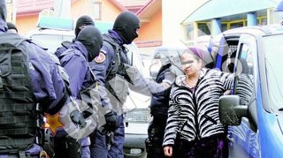 Perchezitii in casele romilor din Mehedinti acuzati de evaziune fiscala de un milion de euro. Verisorii lui Leo de la Strehaia, retinuti ca au pagubit statul